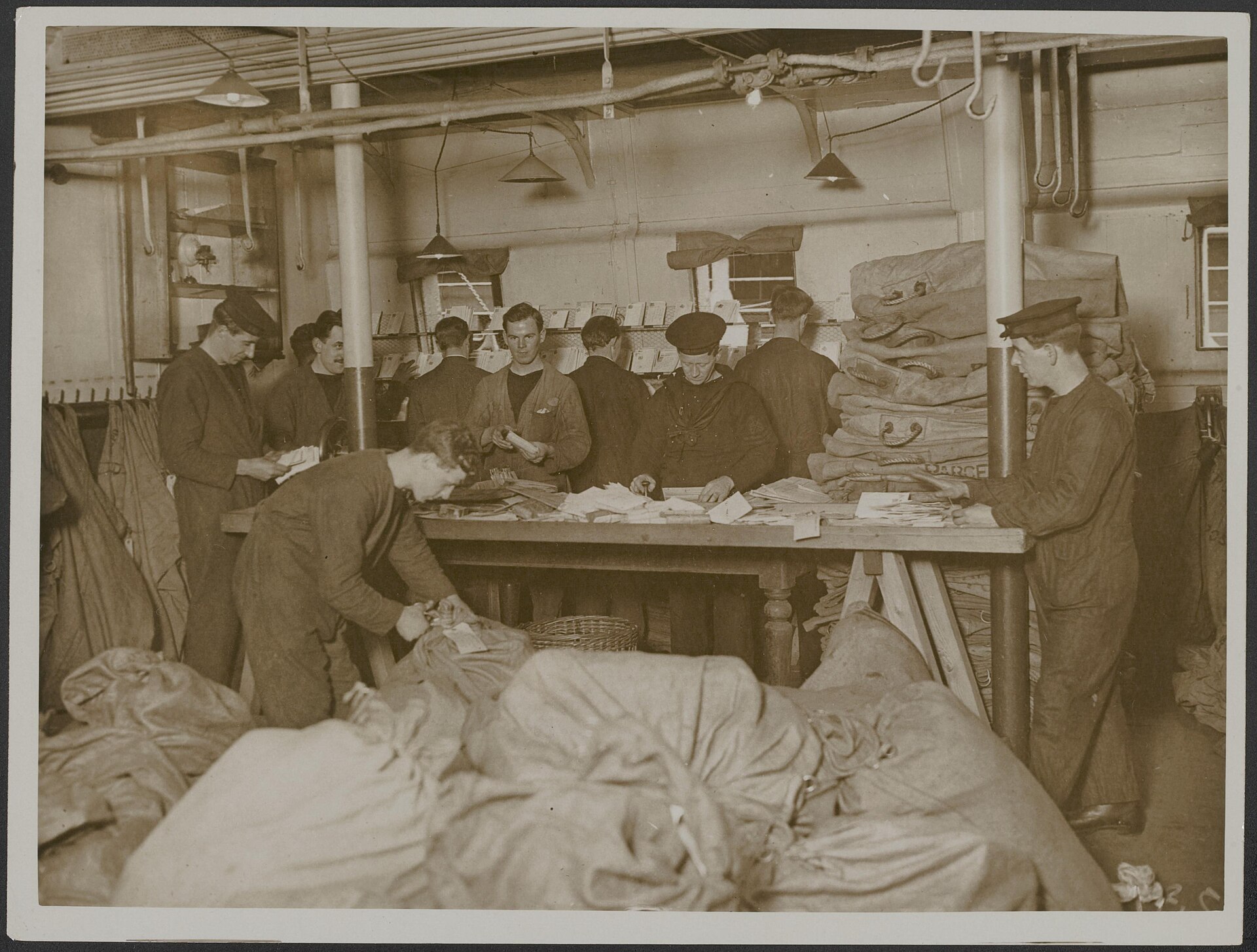 Sailors sorting the incoming letters, 1914–1918
